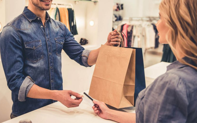 Verkoopmedewerker voor een lingeriewinkel